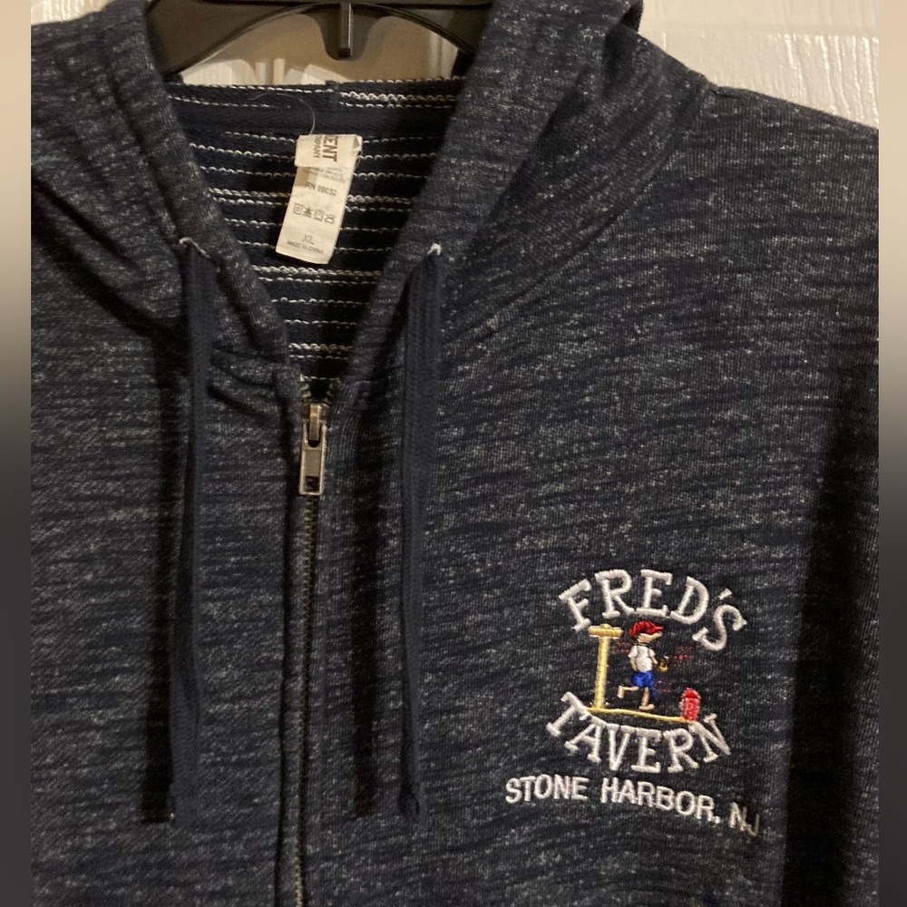 Fred’s Tavern men’s extra large hooded zip front gray sweatshirt